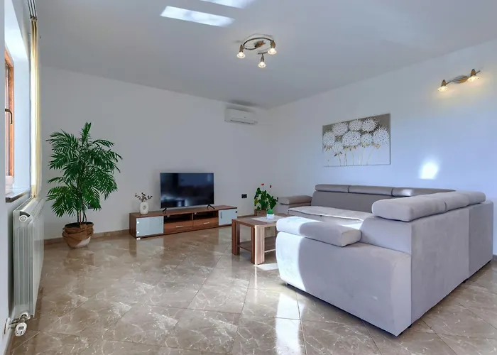 Tina By Interhome * Žminj